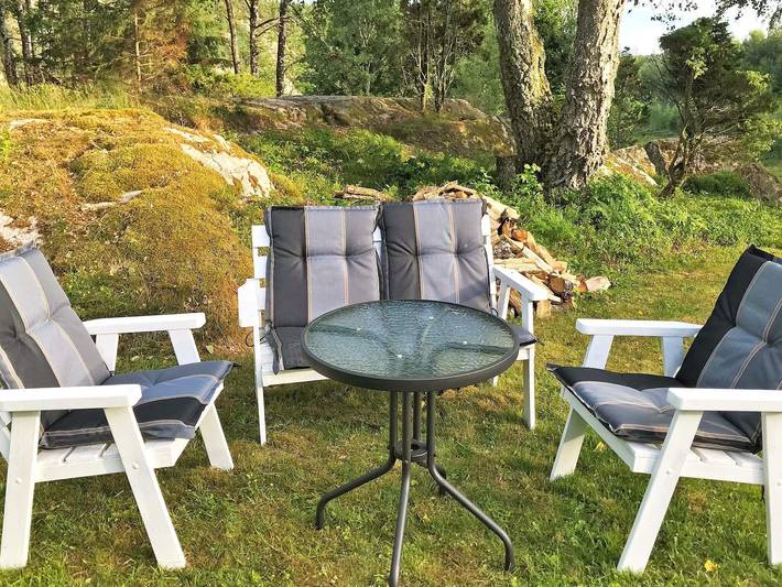 Mysig stuga nära sjön och havet in Norra Västkusten