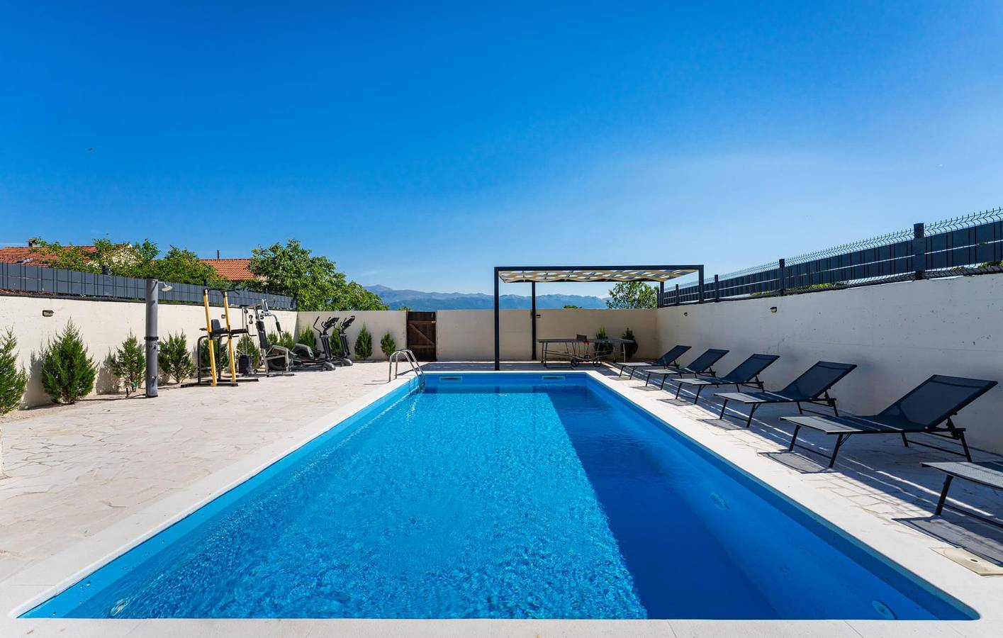 Gemütliche Wohnung mit Pool, WLAN und Parkplatz in Küstennähe in Novigradsko More, Zadar