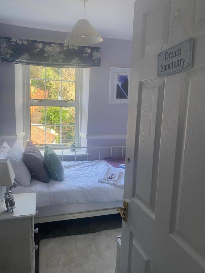 Three-Bedroom House in Glastonbury, Somerset