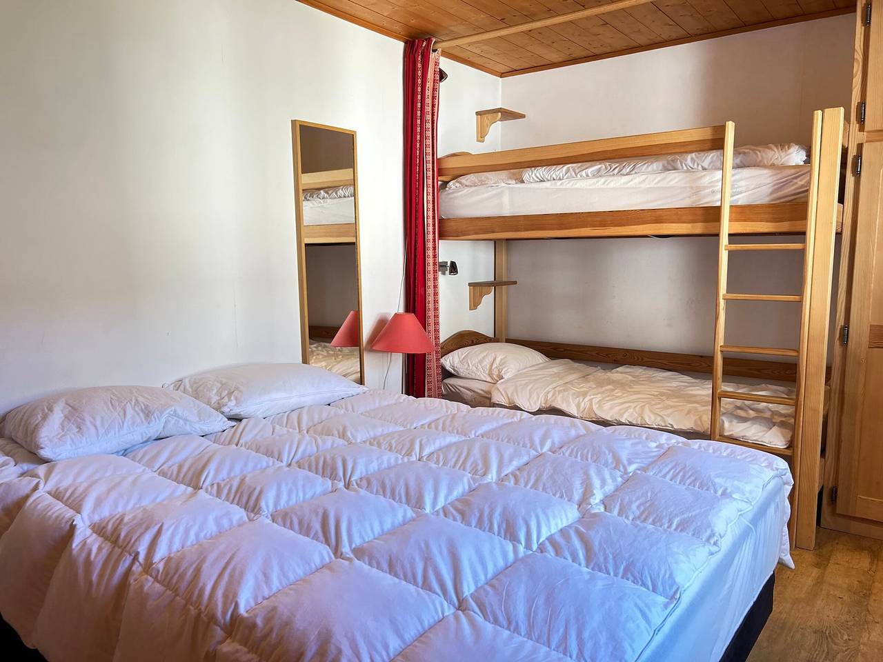 Entire apartment, Ski-in/Ski-out Apartment with Terrace & Summer Bbq, Near Village Center in Les Gets, Les Portes du Soleil
