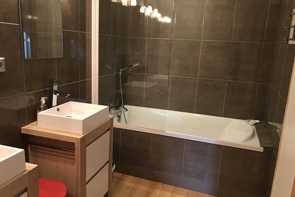 Entire apartment, La Maison des Cochers - 2nd floor Apartment. in Amboise, Tours region