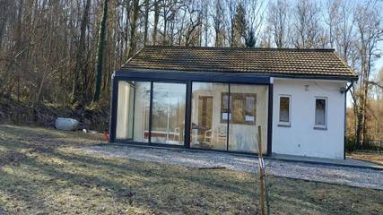 Location de vacances pour 4 personnes, avec terrasse ainsi que vue sur le lac et jardin à Florennes