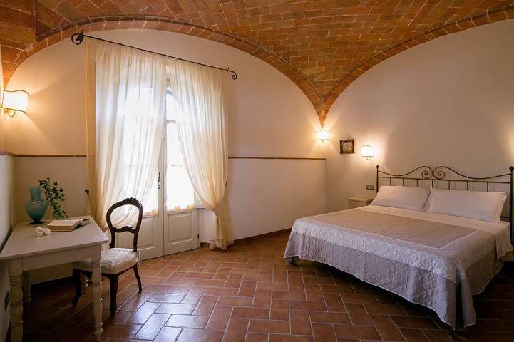 Classica Leopoldina toscana circondata da oliveti e girasoli. Piscina privata in Cortona, Provincia di Arezzo