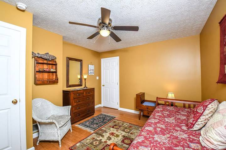 Vacation rental for 8 people, with balcony and hot tub in Deep Creek Lake