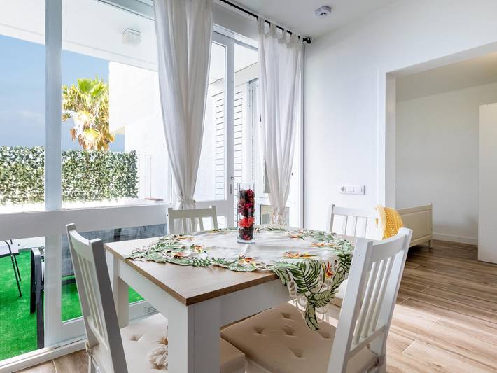 Entire holiday apartment, 47 Amazing Primavera with Wifi, Terrace, Pool in Playa de LA BALLENA (Arona), Arona