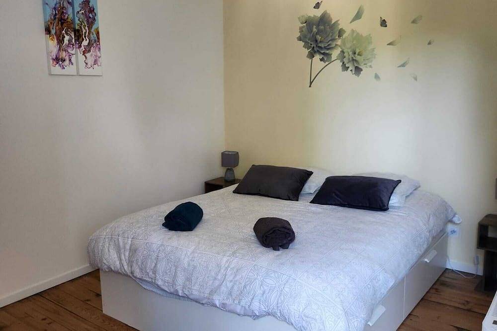 Maison 2 chambres d'hotes avec grand jardin dans un village  en pierre au calme. in Villemoirieu, Région de La Tour-du-Pin