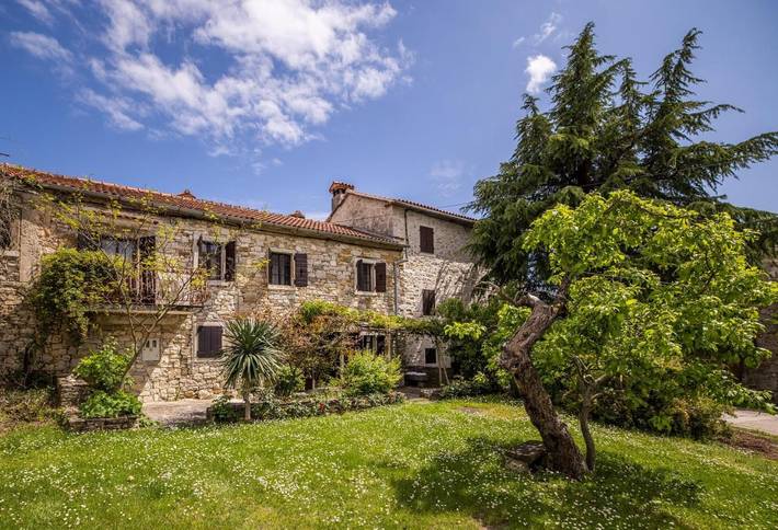 Ferienhaus für 6 Personen, mit Balkon und Whirlpool sowie Terrasse und Garten in Sovinjak