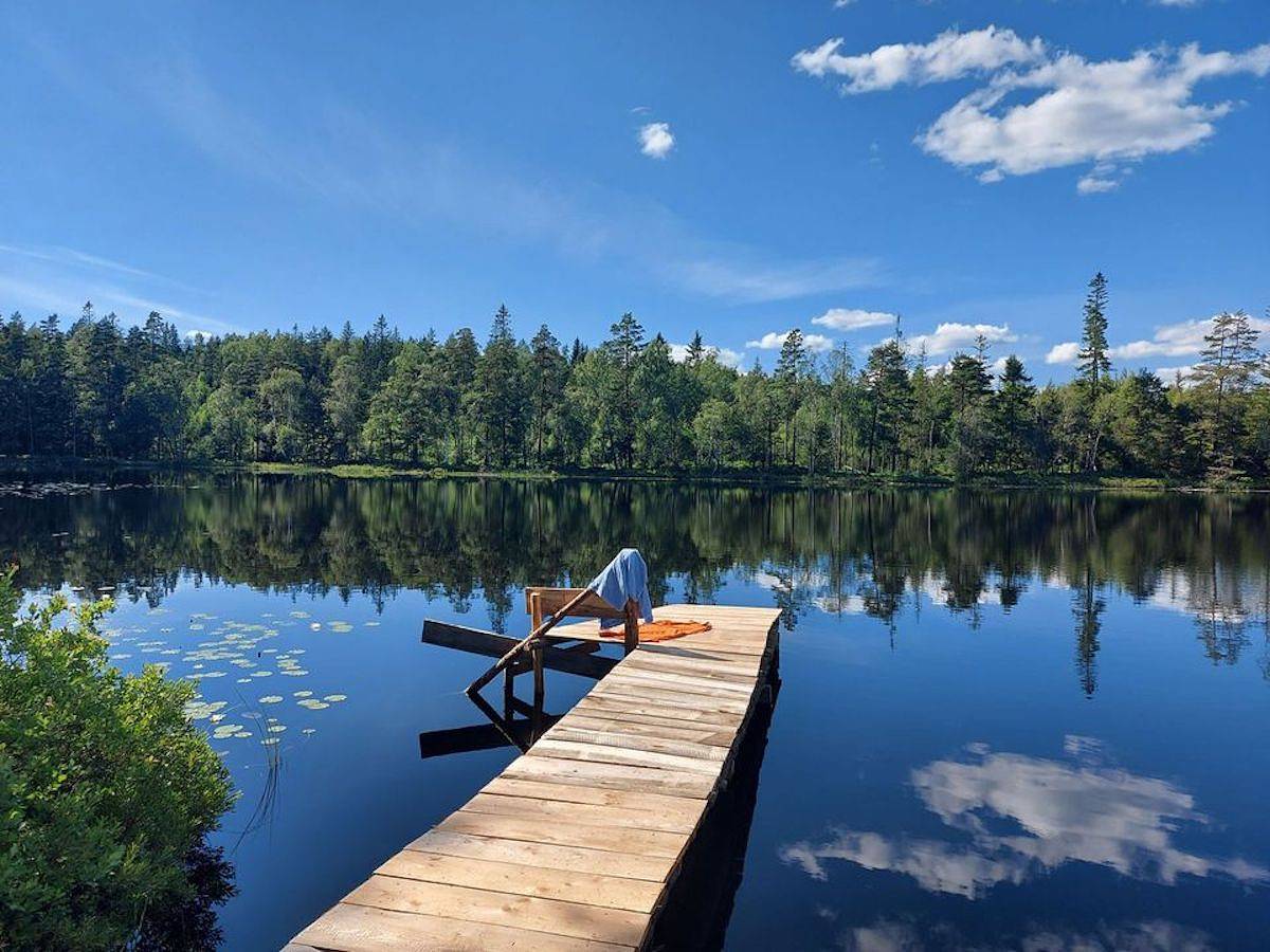 Natururlaub in Schwedens südlichster Wildnis, umgeben von Wald und See. in Gemeente Mark, Västergötland