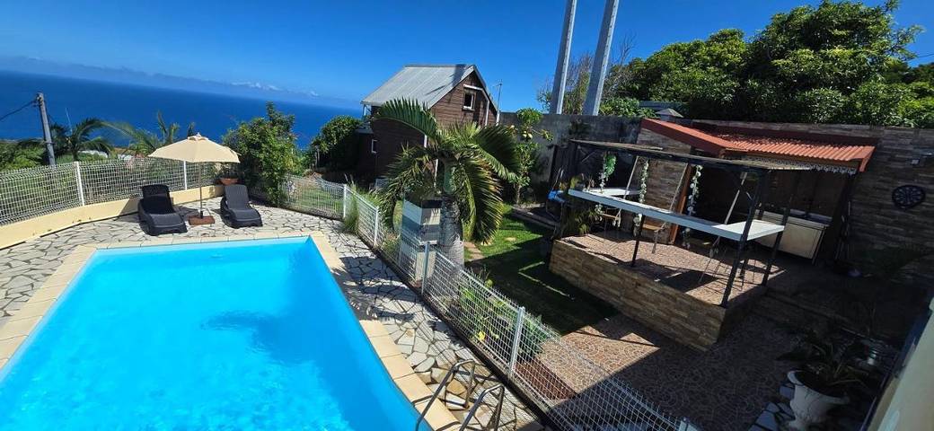 Location de vacances pour 12 personnes, avec vue ainsi que jardin et piscine, animaux acceptés à Petite-Île - 4