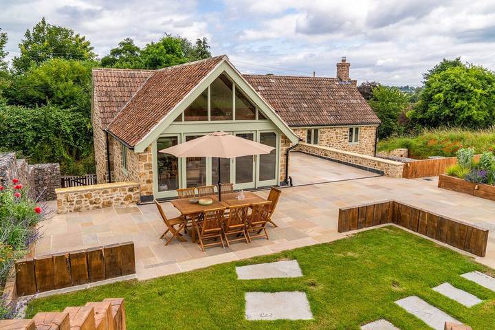 Villa for 8 people, with terrace and hot tub as well as garden, with pets in Somerset