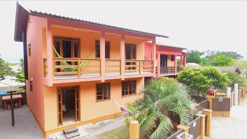 Casas e apartamentos de temporada para 4 pessoas, com balcão e jardim e ainda vista em Praia da Pinheira