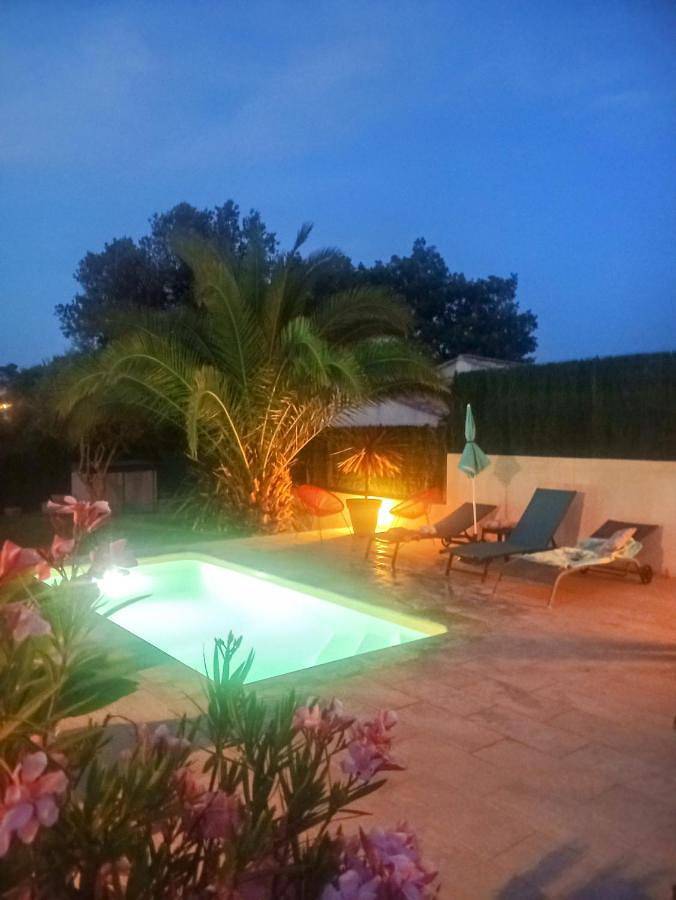 Location de vacances pour 3 personnes, avec piscine ainsi que terrasse et vue à Belcodène - 2