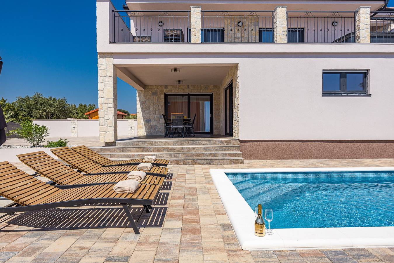 Enchanting Villa Magnolia West with Pool and Jacuz in Marčana, Südküste Istrien