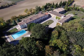 Gîte pour 6 personnes, avec piscine à Airoux
