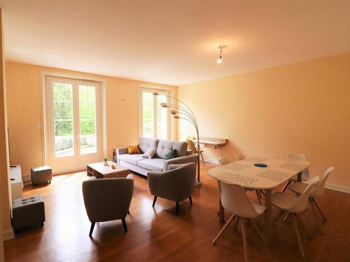 Gîte au Bord du Lac avec Activités, Jardin et Confort Moderne, Animaux Acceptés - Fr-1-742-87 in Saint-Étienne-Cantalès, Région d'Aurillac