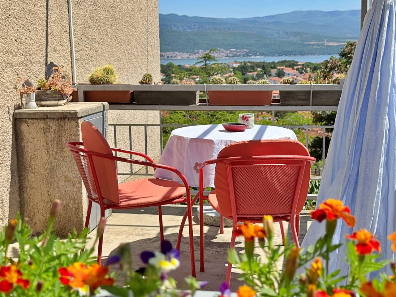 Ganze Wohnung, Studio-Apartment Andjelka - mit Meerblick, ruhige Lage, Küche, Klimaanlage, Grill in Silo (Krk), Krk