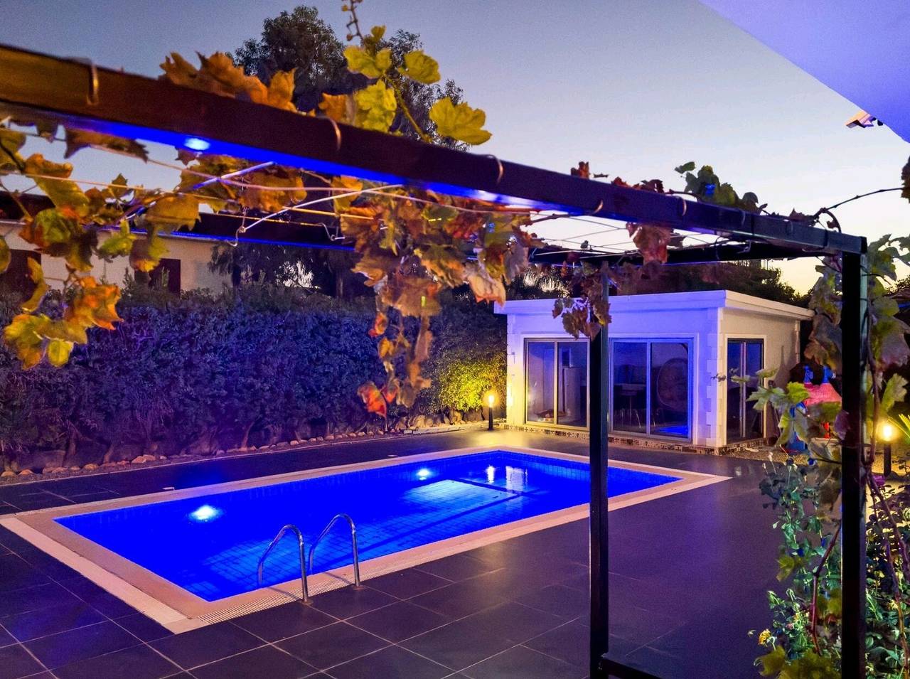 4-Br Villa, Sleeps 9, Pool, Parking, Walk to Beach in Northern Cyprus