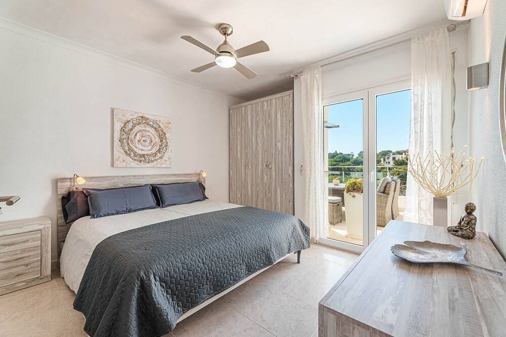 Ganze Wohnung, Apartment mit Blick auf den Strand von Cala Gran, Ac und Wifi in Cala d'Or, Santanyí