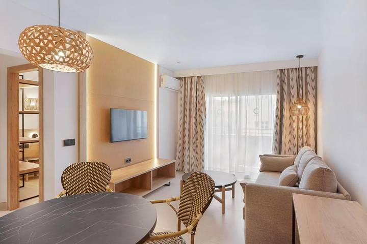 Location de vacances pour 8 personnes, avec vue ainsi que piscine et jardin à Palmanova (Espagne)