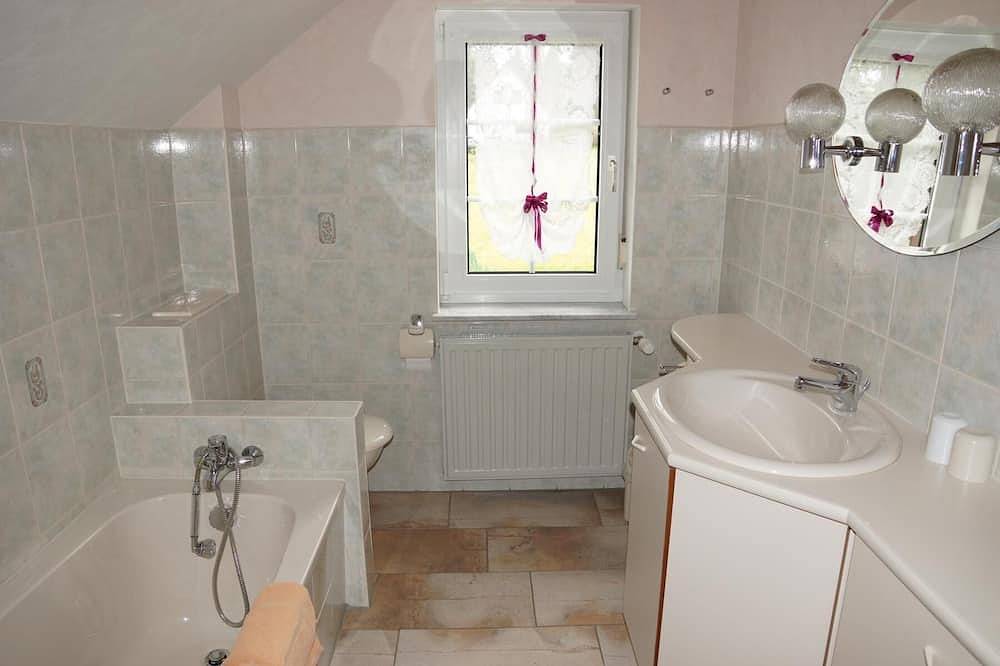 Komfortabel in ruhiger Waldrandlage,Wandern und Radeln direkt vom Ferienhaus aus in Klingenthal, Chemnitz und Umgebung