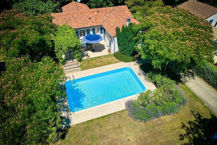 Maison de vacances pour 6 personnes, avec terrasse et piscine, animaux acceptés à Vasles
