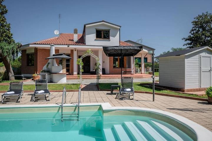 Location de vacances pour 9 personnes, avec Jacuzzi et Terrasse ainsi que Jardin et Piscine à Leinì