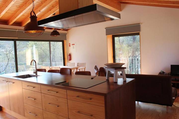 Location de vacances pour 4 personnes, avec terrasse et vue ainsi que jardin et piscine dans Entre Ambos-os-Rios - 2