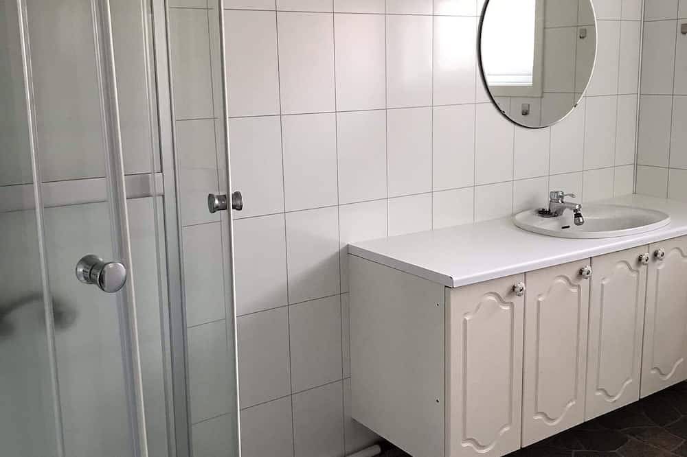 Ganze Wohnung, Basement apartment near downtown, the hospital, and the college. Parking. in Haugesund