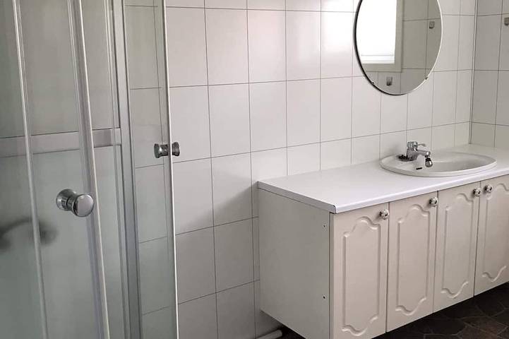 Ganze Wohnung, Basement apartment near downtown, the hospital, and the college. Parking. in Haugesund