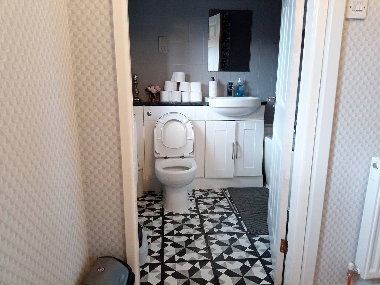 2 Bed House - Sleeps 4 - Pets - Garden - Parking in Bolton, Greater Manchester