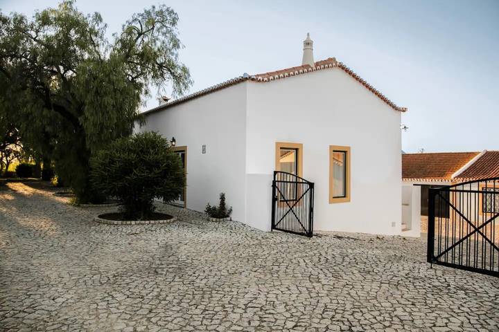 Maison de campagne "Daniel Cottage" avec vue sur les montagnes, piscine partagée et Wi-Fi in Portimão, District de Faro