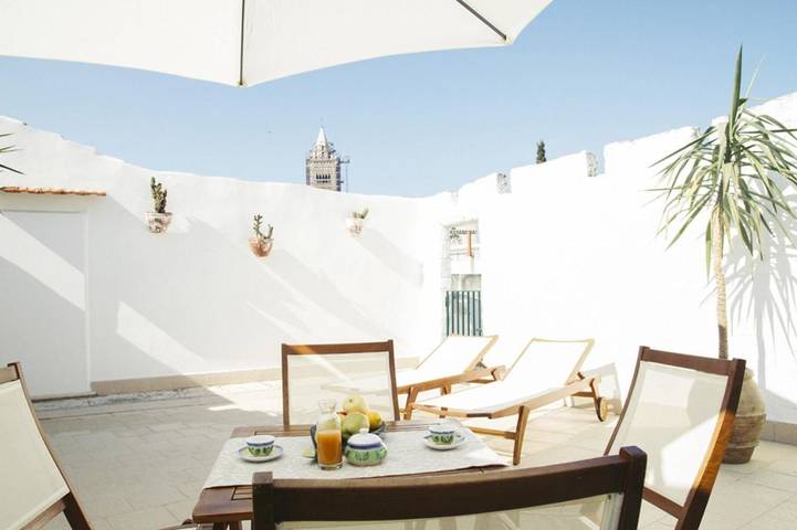 Ferienwohnung für 6 Personen, mit Balkon und Terrasse sowie Garten und Ausblick in Trani