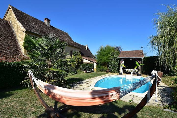 Location de vacances pour 6 personnes, avec terrasse ainsi que jardin et piscine à Saint-Jory-las-Bloux