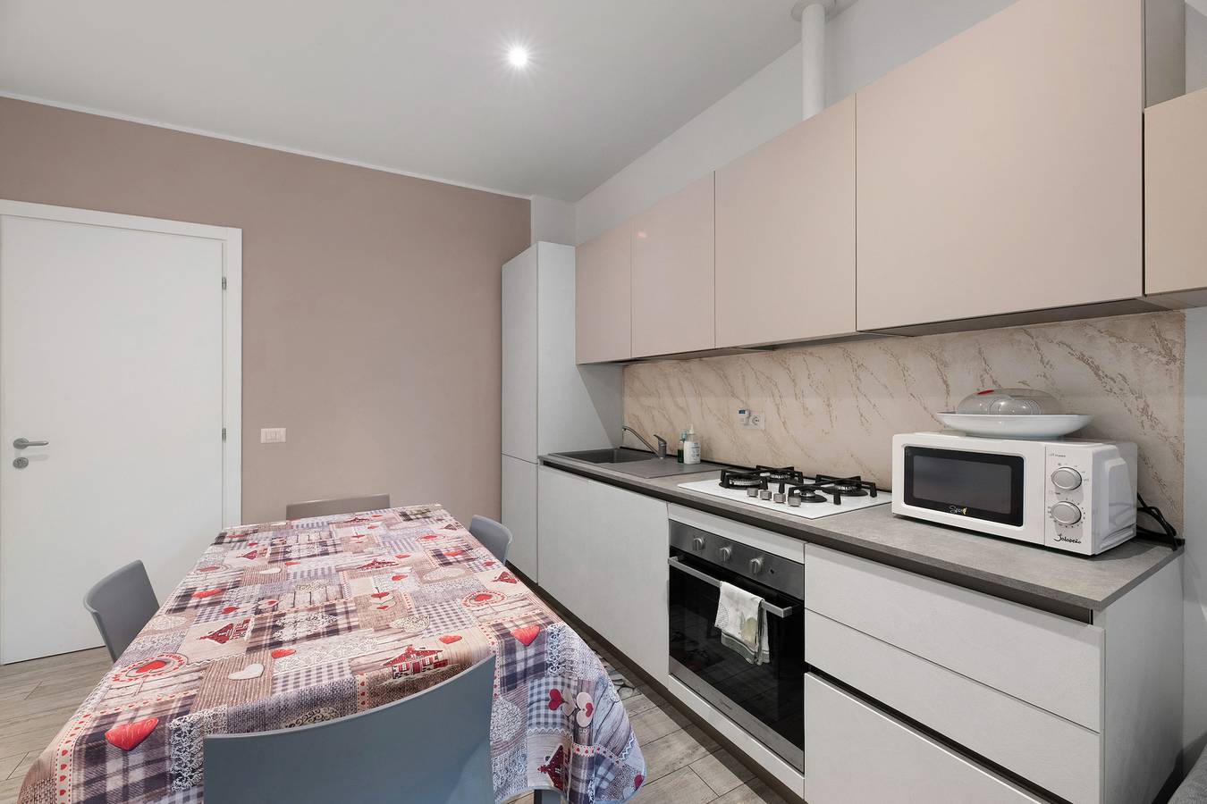 Ganze Wohnung, Ferienwohnung 'La Casa Di Angio' mit Wi-Fi in Lanzo d'Intelvi, Alta Valle Intelvi