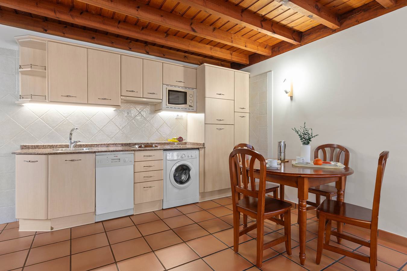 Ganze Wohnung, Ferienwohnung 'La Mata' mit Balkon und Wi-Fi in Bustio, Ribadedeva