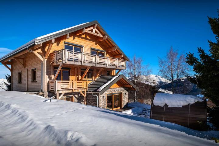Chalet pour 12 personnes, avec jardin ainsi que jacuzzi et sauna, adapté aux familles à Fontcouverte-la-Toussuire