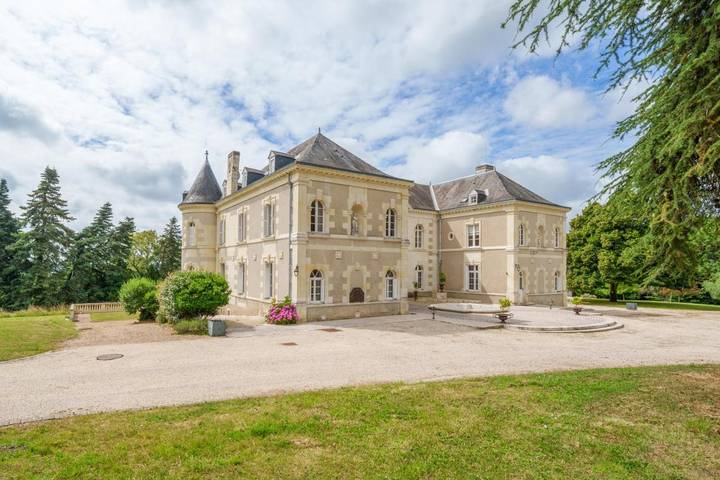 Location de vacances pour 15 personnes, avec Balcon et Terrasse ainsi que Jardin et Vue à Saint-Patrice (Indre-et-Loire)