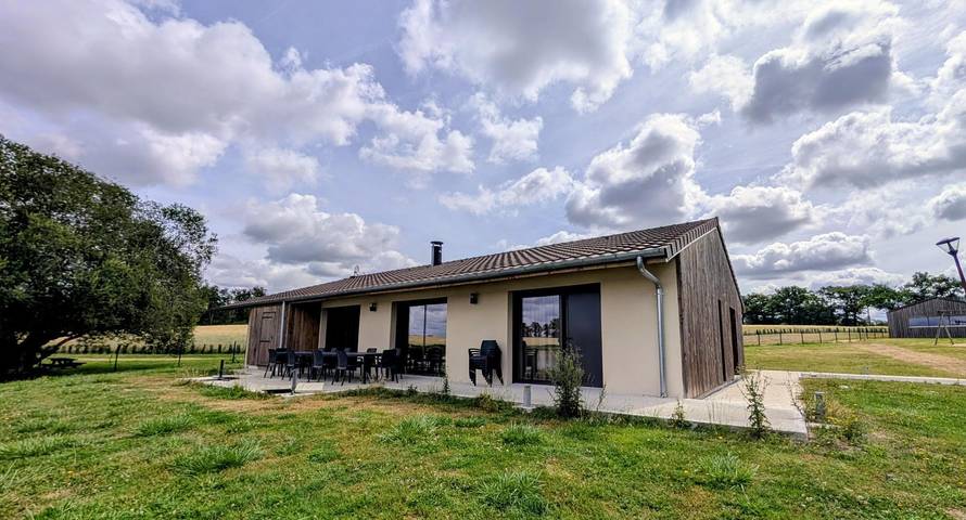 Gîte pour 11 personnes, avec Terrasse ainsi que Jardin et Piscine