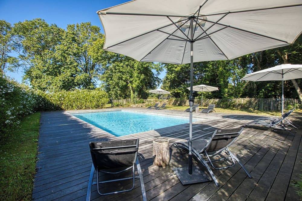 Longère Jardin Piscine et vue - Logement 1 in Locoal-Mendon, Côte des Mégalithes