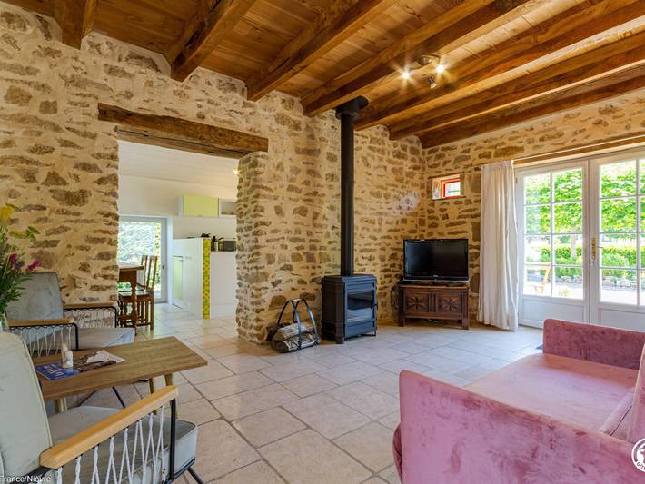 Charmantes Häuschen mit Pool, Wlan und Klimaanlage in Rouy, Nièvre