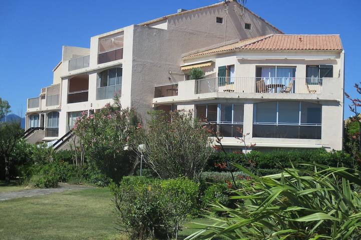 Entire apartment, Seaside Apartment With A Swimming Pool in Saint-Cyprien, Côte d'Améthyste