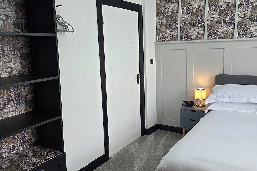 Newly refurbished double room with ensuite and private entrance. in Hounslow, London