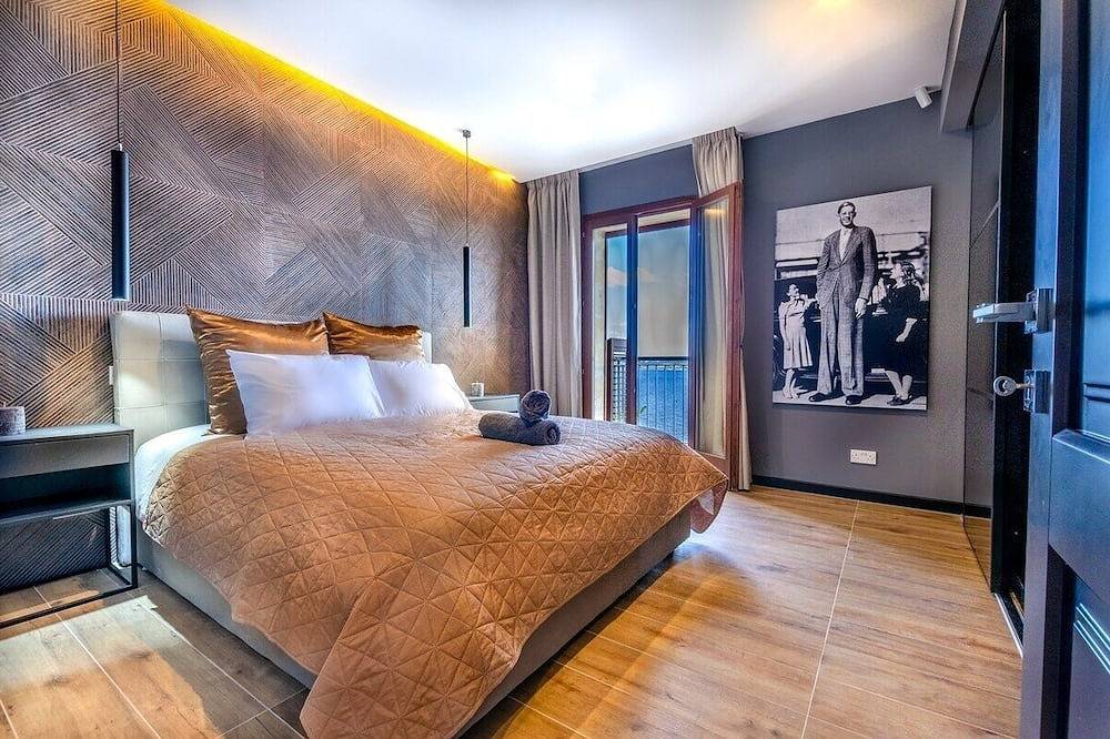 Fortress Villa w/3 Pools, Hot tub & Lagoon views in Għajnsielem, Gozo