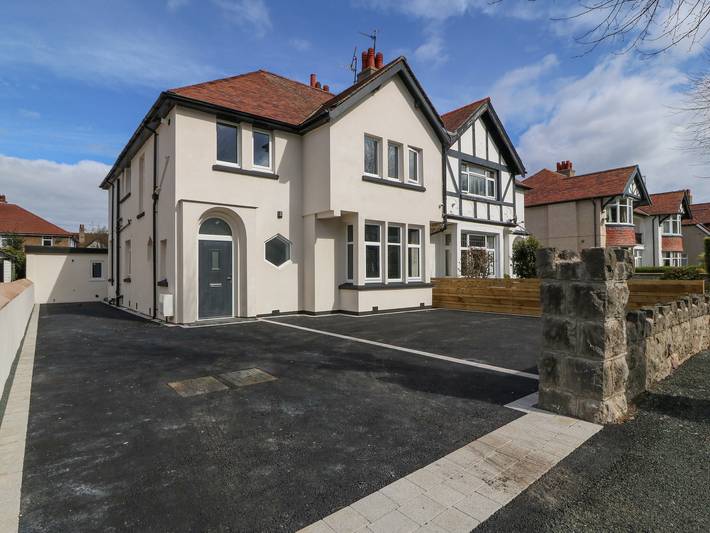 Holiday home for 6 people, with garden in Llandudno