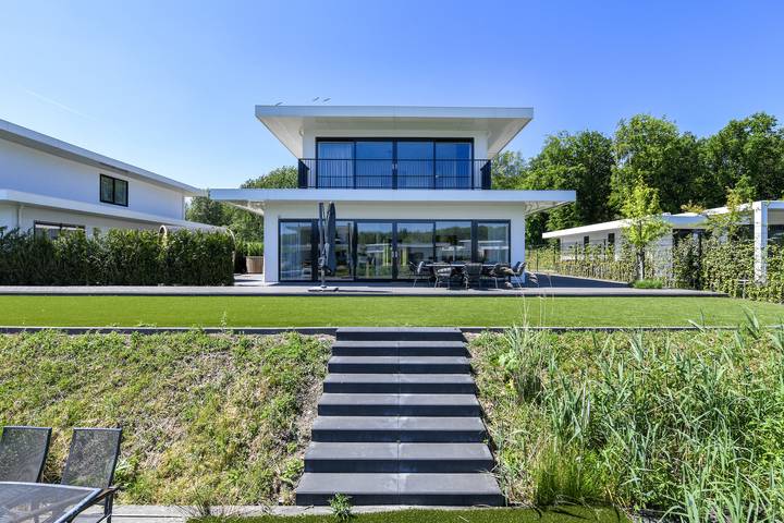 Glamping voor 8 personen, with uitzicht op het meer and sauna as well as tuin and terras aan het Veluwemeer