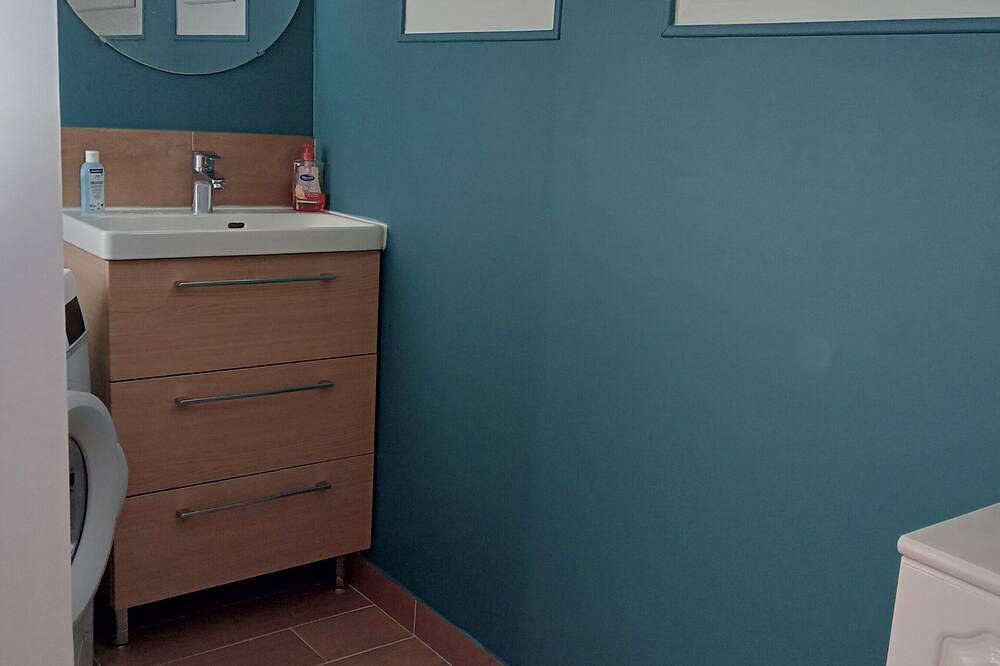 Ganze Wohnung, Downtown and quiet. Small 5-unit condominium. 12 km from St-Etienne. in Firminy, Zentralmassiv