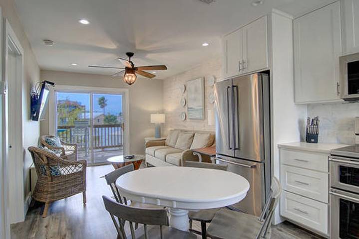 Vacation rental for 8 people, with pool and yard as well as balcony, kid friendly in Mustang Island