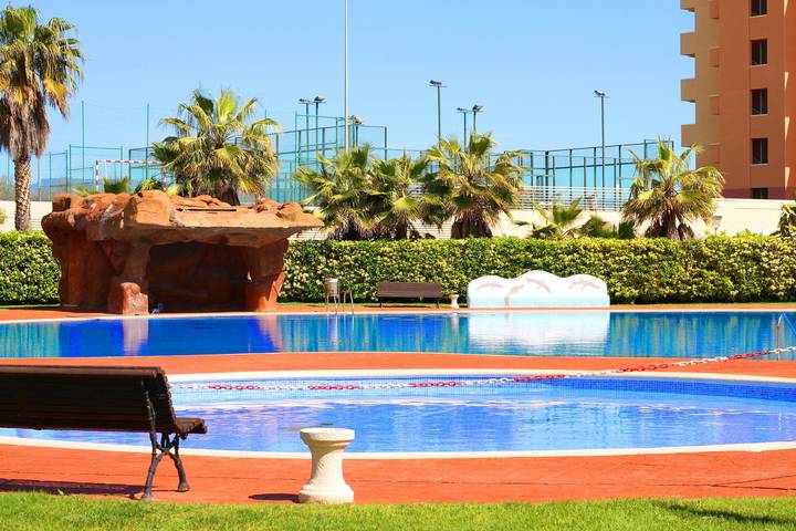 Gîte pour 6 personnes, avec jardin ainsi que terrasse et piscine dans La Pineda - 4