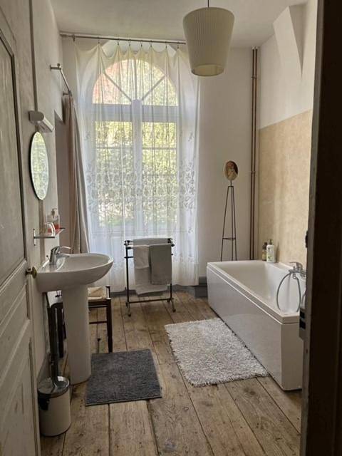 Double Room with Private Bathroom in Semur-en-Auxois, Région de Montbard