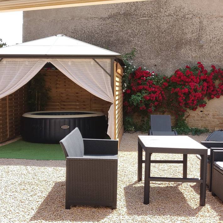 Gîte pour 5 personnes, avec jacuzzi et jardin ainsi que terrasse et piscine, animaux acceptés